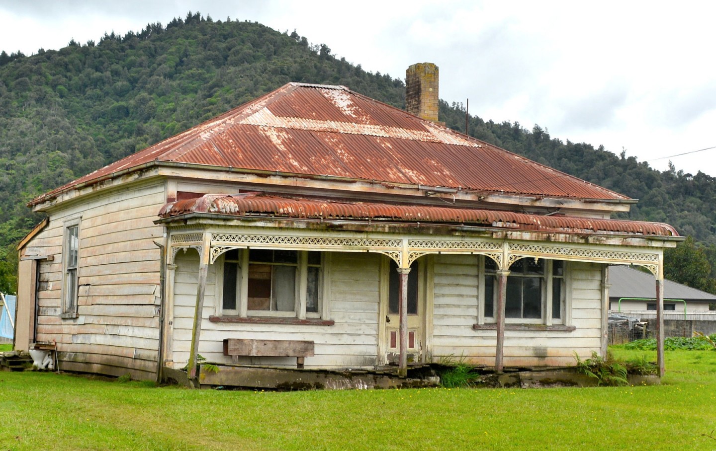 Reports provided by the vendor or the Real Estate Agent might not save you money.